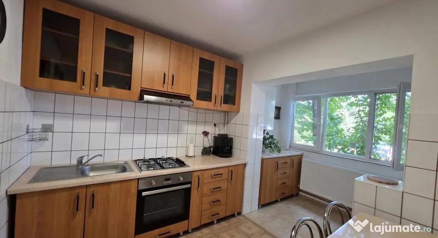 Apartament cu 3 camere decomandat în Aradului