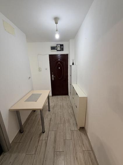 Apartament cu 3 camere semidecomandat în Craiovița Nouă