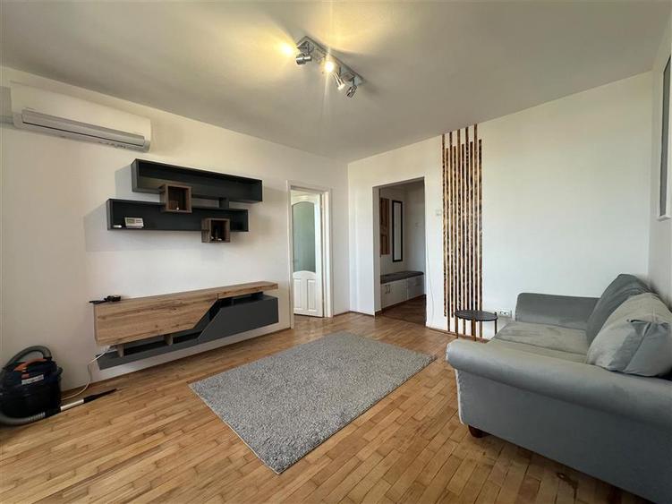Apartament cu 3 camere semidecomandat, mobilat în Podu Roș