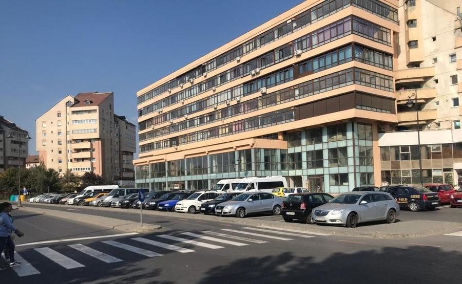 Birou, de 3,676 mp, în Central