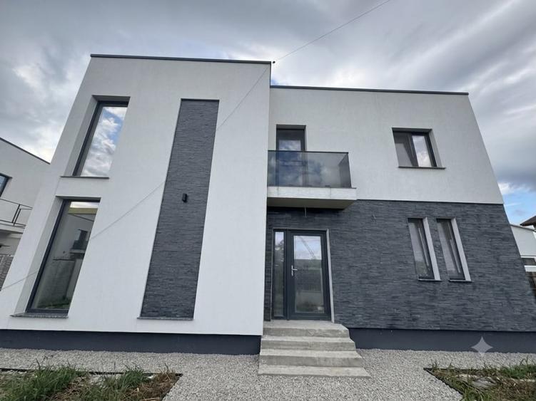 Casă individuală cu 4 camere cu Canalizare în Exterior Sud
