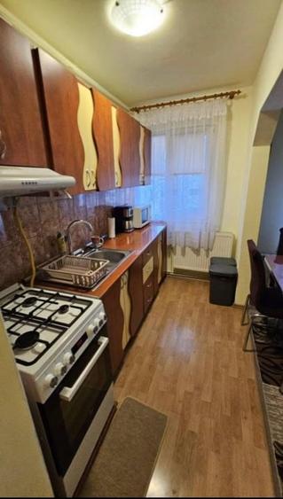 Apartament cu 3 camere semidecomandat, mobilat în Calea Moldovei