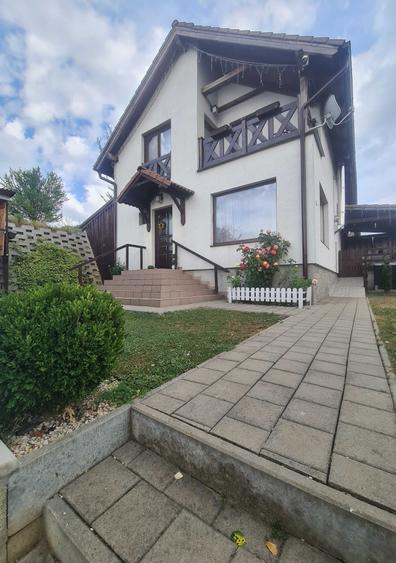 Casă cu 4 camere în Corunca