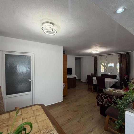 Casă cu 4 camere în Bârzava
