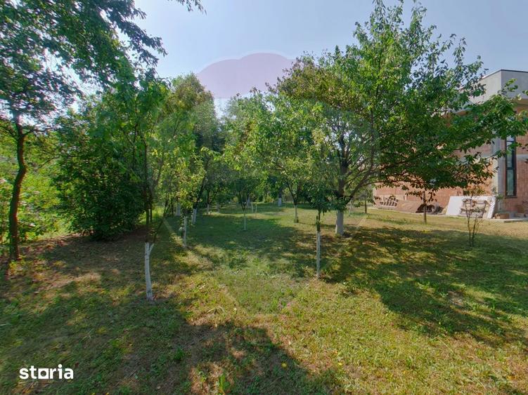 Casă cu 4 camere cu Teren 1439 Mp în Central