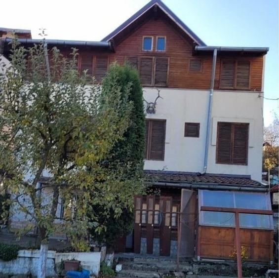 Casă individuală cu 10 camere cu Canalizare în Bușteni