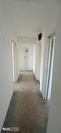Apartament cu 4 camere decomandat în Calea București