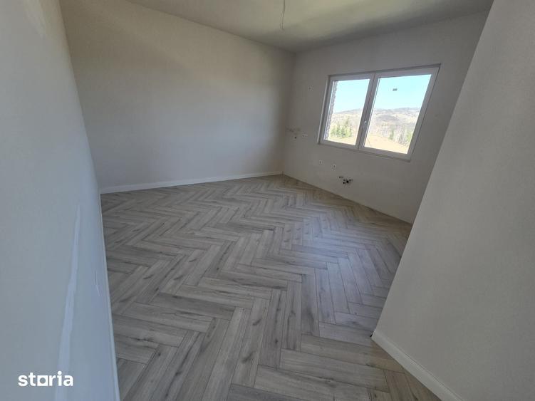 Casă cu 4 camere cu Teren 500 Mp în Corunca
