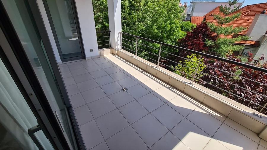 Apartament cu 3 camere semidecomandat în Herăstrău