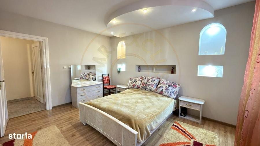 Casă cu 4 camere decomandat în Central
