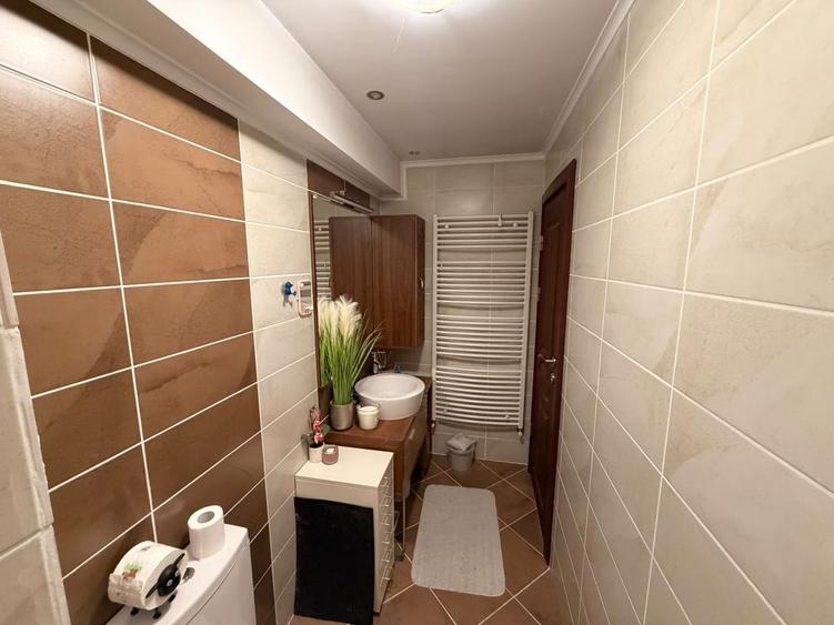 Apartament cu 3 camere semidecomandat, mobilat în Pantelimon