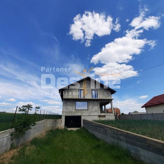 Casă individuală cu 5 camere cu Garaj în Muntenii de Sus