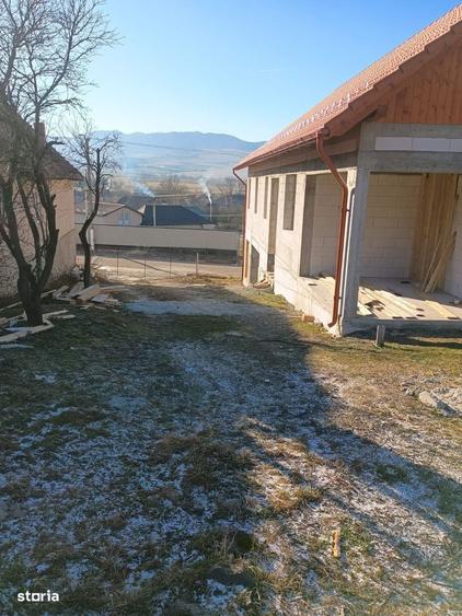 Casă cu 4 camere în Brăișoru