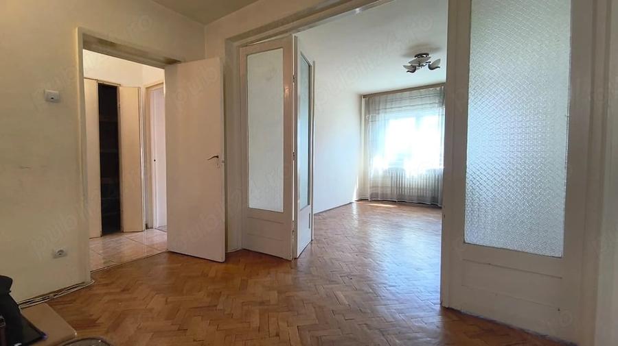 Apartament cu 4 camere semidecomandat în Piața Centrală
