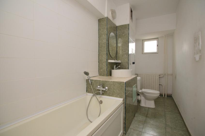 Apartament cu 4 camere decomandat în Victoriei