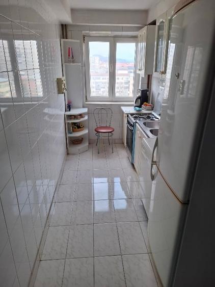 Apartament cu 4 camere semidecomandat, mobilat în Ostroveni