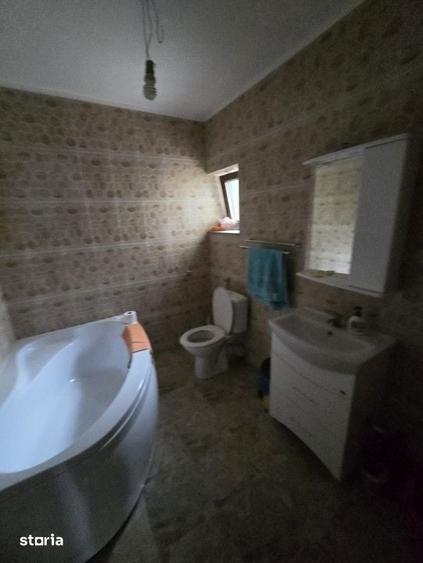 Casă cu 8 camere cu Teren 961 Mp în Hemeiuș