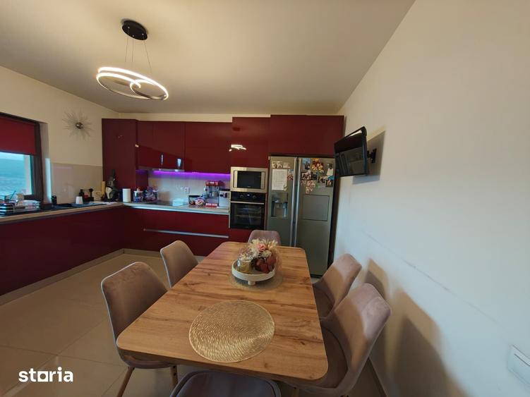 Casă cu 4 camere cu Teren 365 Mp în Florești
