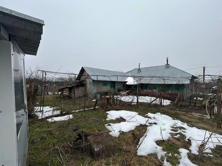 Casă cu Teren 2400 Mp în Toporu