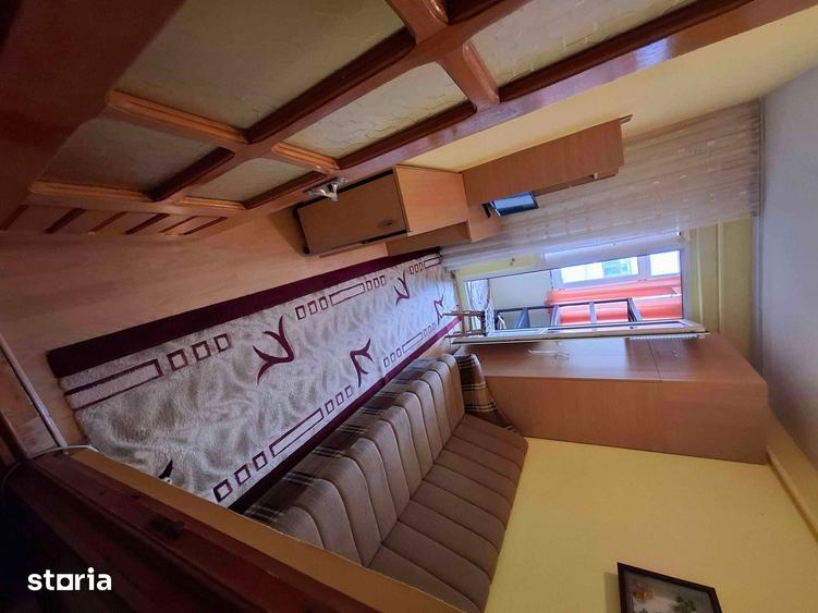 Apartament cu 4 camere decomandat în Podu Roș