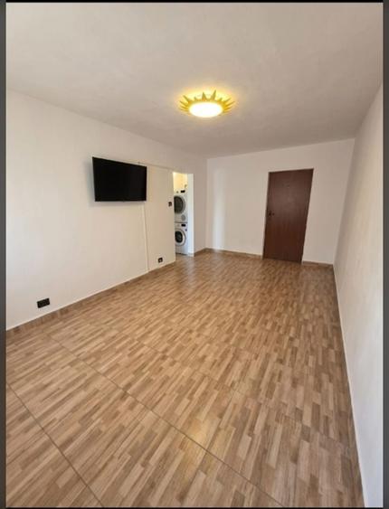 Apartament cu 3 camere semidecomandat în Sebastian