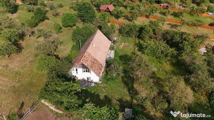 Casă cu 6 camere cu Teren 1000 Mp în Angheluș