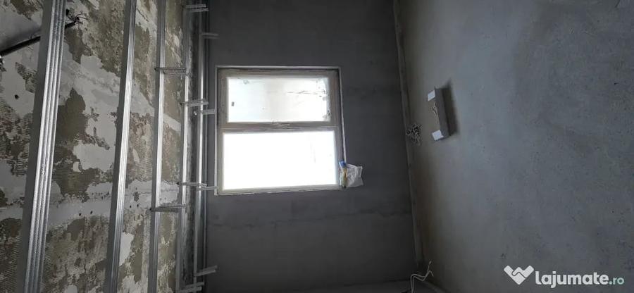 Apartament cu 3 camere semidecomandat în Petros