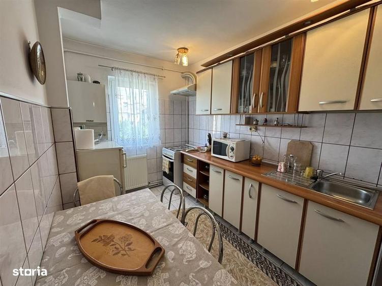 Apartament cu 3 camere decomandat, mobilat în Valea Aurie