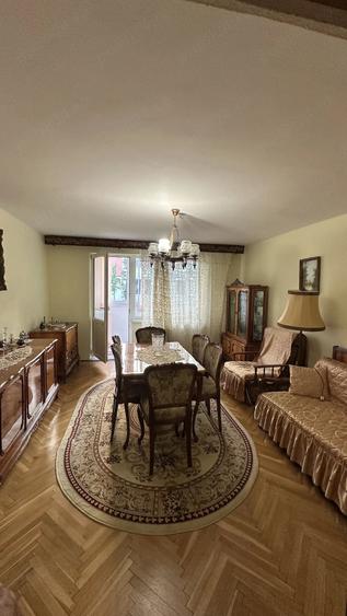 Apartament cu 3 camere decomandat în Cetate