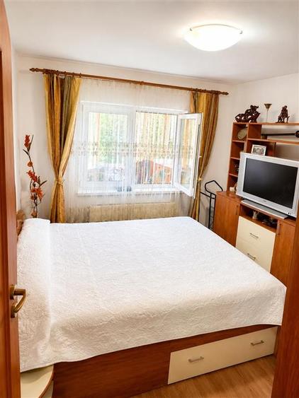 Apartament cu 3 camere semidecomandat, mobilat în Florilor