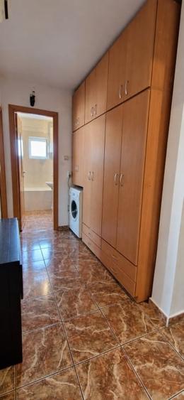 Apartament cu 3 camere decomandat, mobilat în Calea București