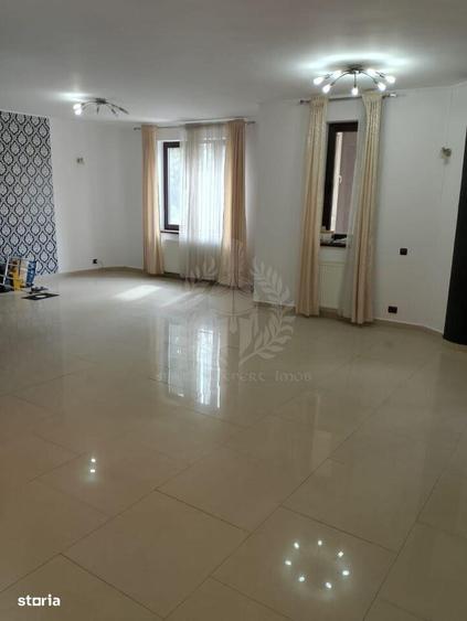 Casă cu 10 camere cu Teren 350 Mp în Central