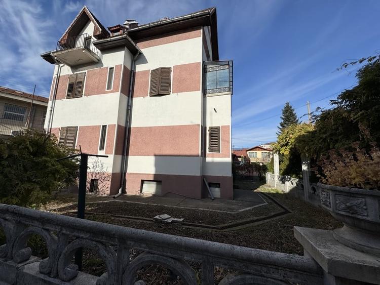 Casă individuală cu 11 camere cu Canalizare în Ultracentral