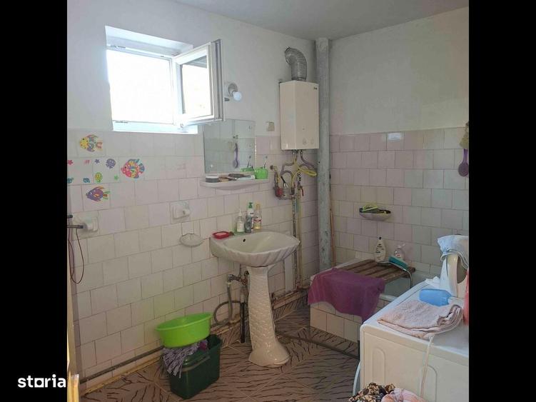 Casă cu 4 camere în Rovine