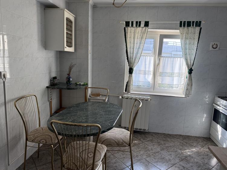 Apartament cu 3 camere decomandat, mobilat în Decebal