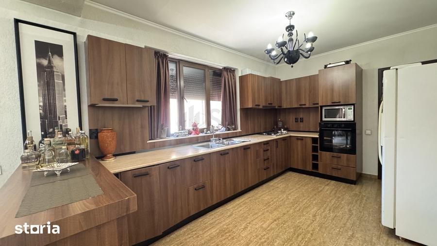 Casă cu 5 camere cu Teren 700 Mp în Crevedia