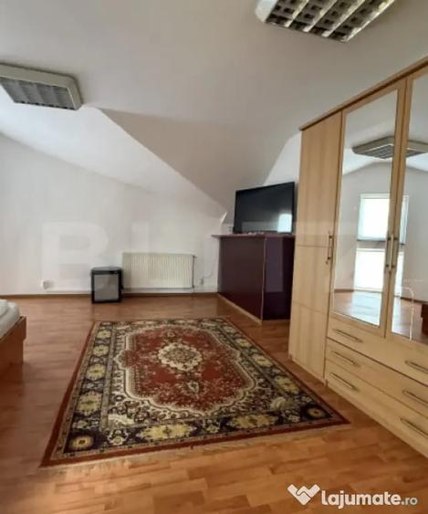 Apartament cu 7 camere decomandat în Central