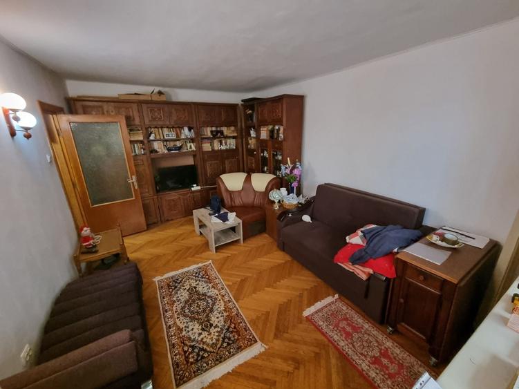 Apartament cu 3 camere decomandat, mobilat în Casa de Cultură