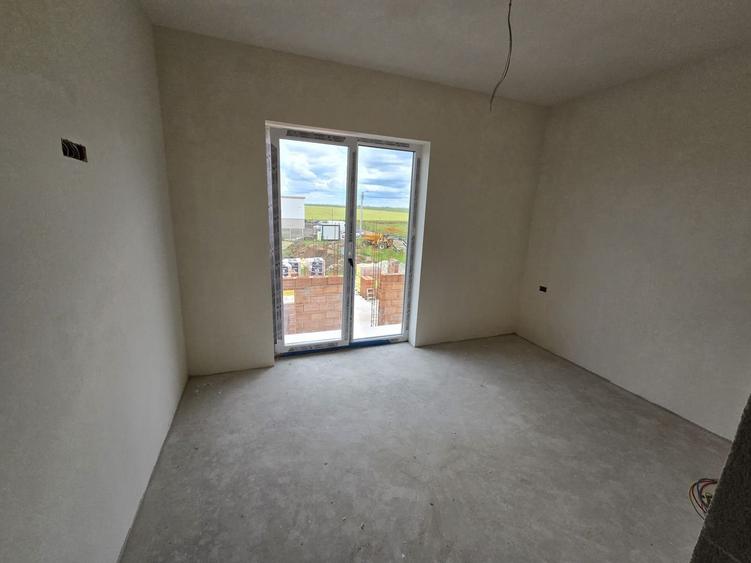 Duplex cu 4 camere cu Canalizare în Sânandrei