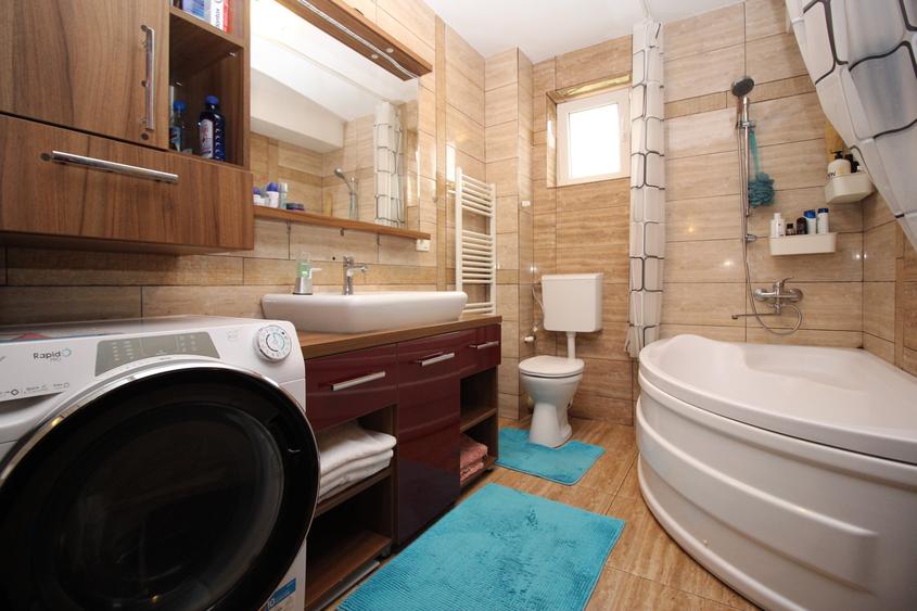 Apartament cu 4 camere semidecomandat în Titan