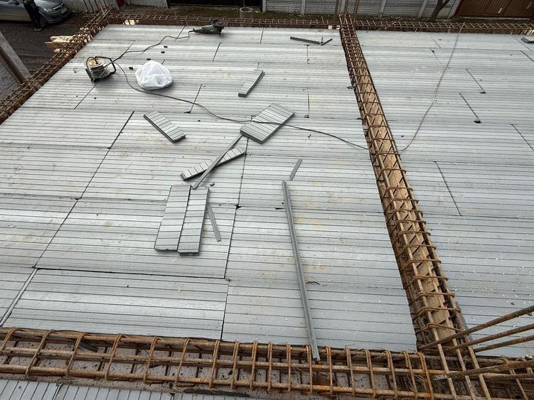 Casă cu 4 camere cu Teren 200 Mp în Exterior Est