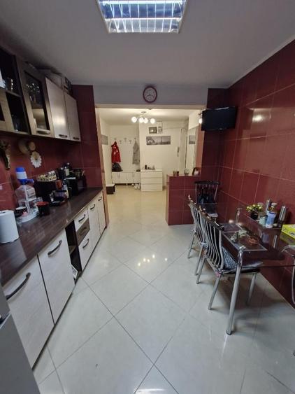 Apartament cu 4 camere semidecomandat în Berceni