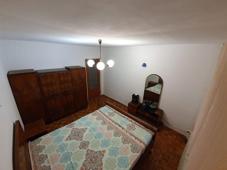 Apartament cu 4 camere semidecomandat în Berceni