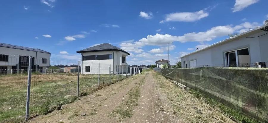Casă individuală cu 5 camere cu Teren 409 Mp în Vest