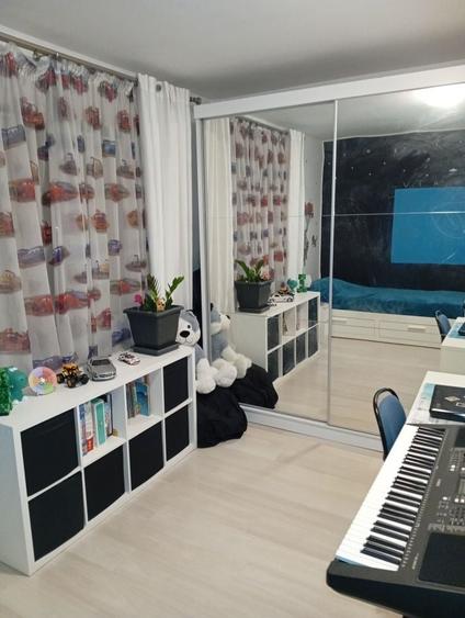 Apartament cu 3 camere semidecomandat în Fundeni