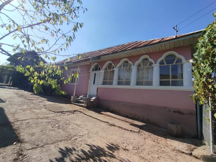 Casă cu 4 camere în Periferie