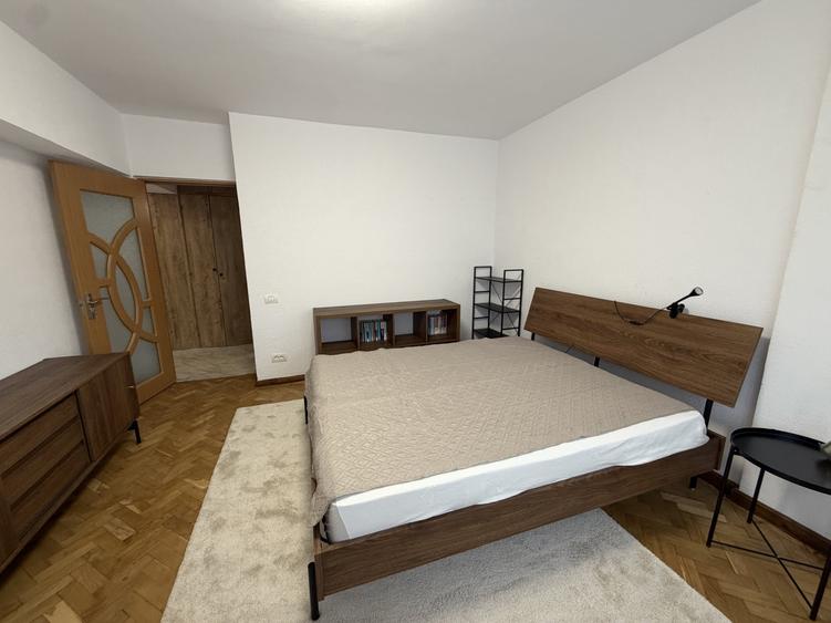 Apartament cu 3 camere decomandat, mobilat în P-ța Unirii