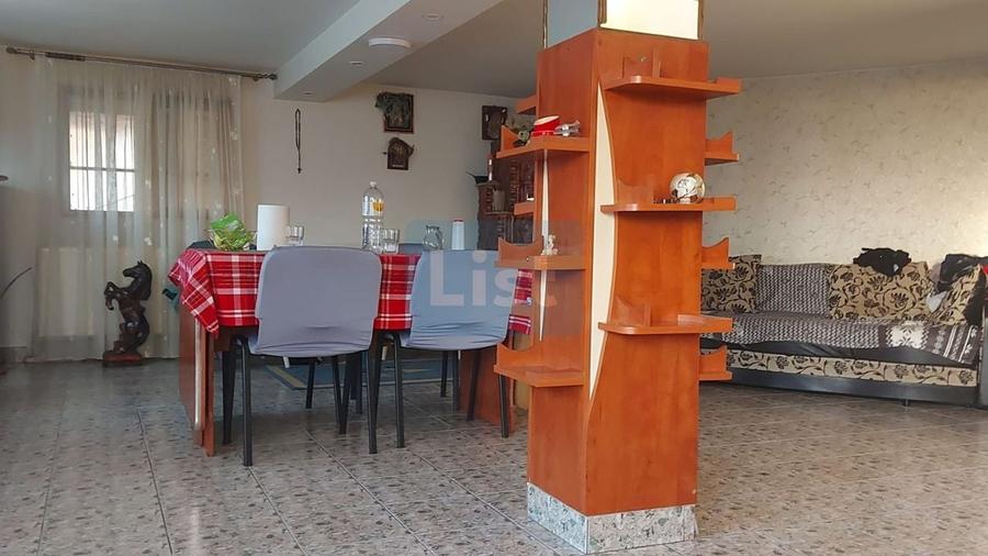 Casă cu 8 camere cu Canalizare în Drăguțești