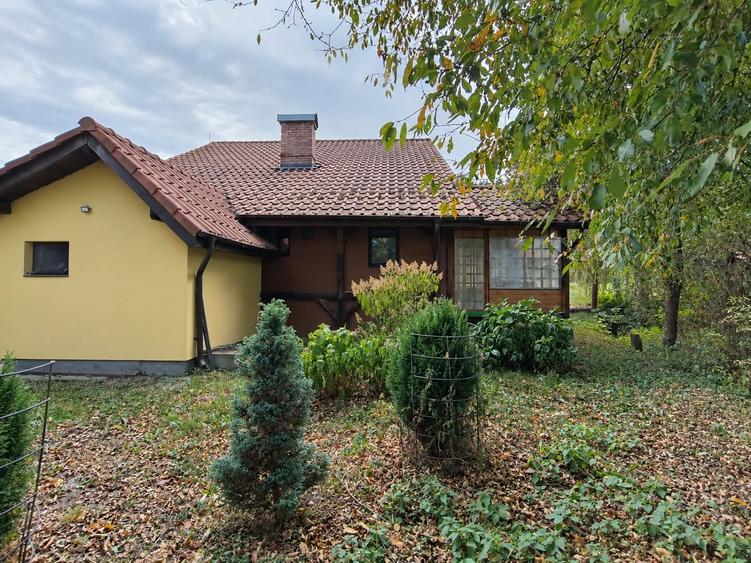 Casă individuală cu 4 camere cu Teren 2000 Mp în Vulcan