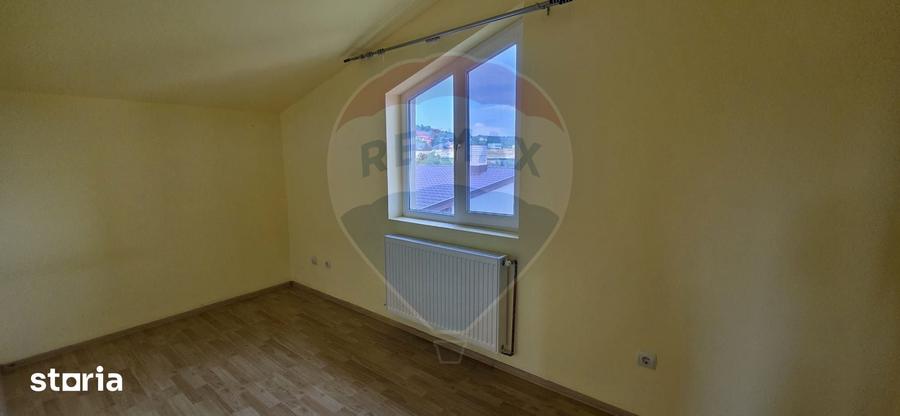 Casă cu 4 camere cu Teren 445 Mp în Valea